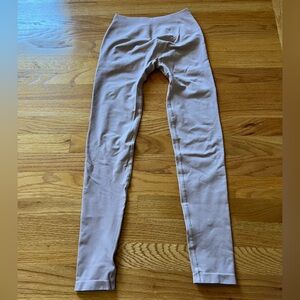 Alphalete Amplify Leggings. Light grayish purple